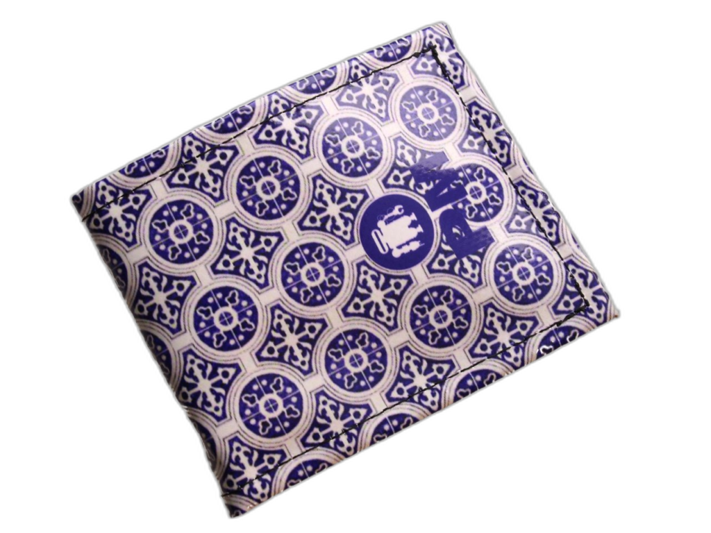 PORTAFOGLIO DA UOMO ROYAL E BIANCO CON FANTASIA MAIOLICA. MODELLO CRIK REALIZZATO CON TELONI DI CAMION.