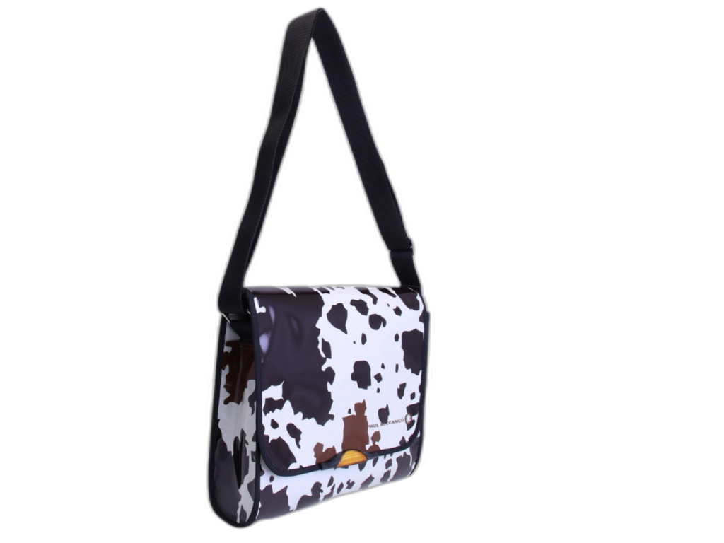 BORSA CROSSBODY IN BIANCO SPORCO CON FANTASIA CAMOUFLAGE. MODELLO DI ROTTURA REALIZZATO CON TELONI DI CAMION.