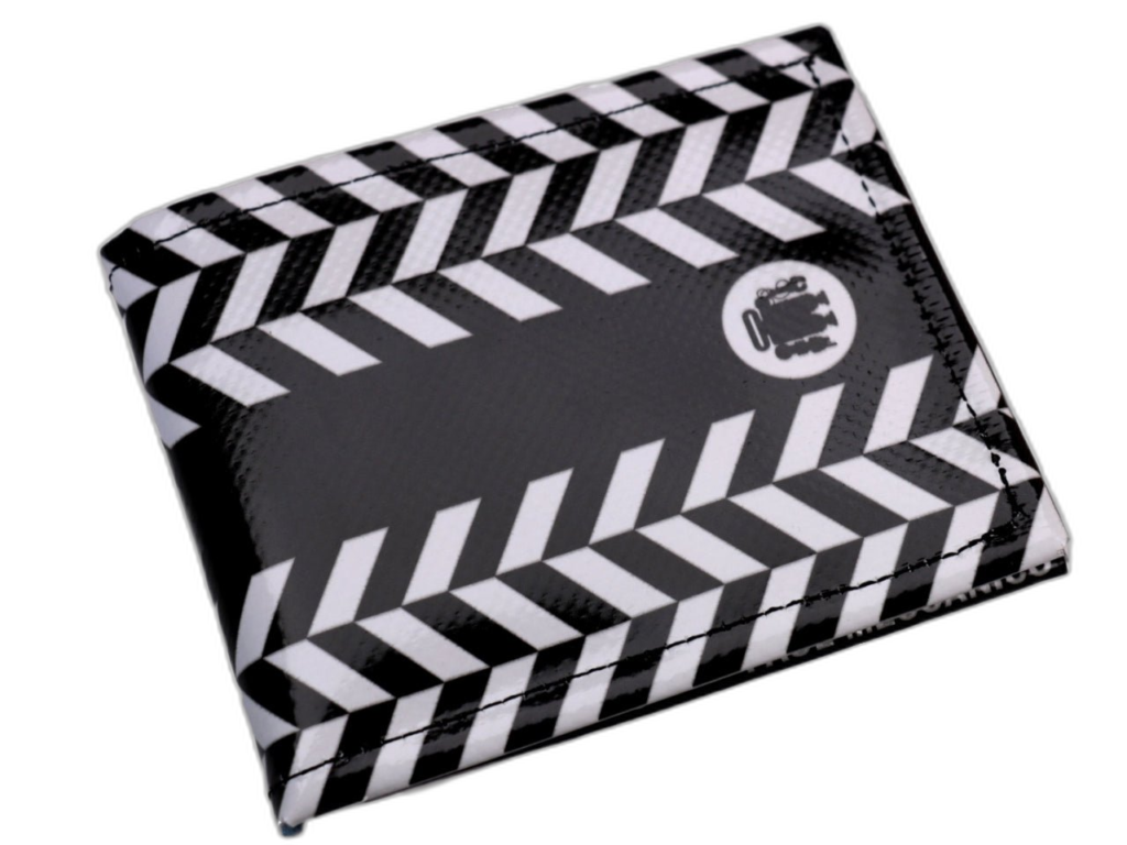 PORTAFOGLIO DA UOMO IN BIANCO E NERO A FANTASIA GEOMETRICA. MODELLO CRIK REALIZZATO CON TELONI DI CAMION. - Edizione limitata Paul Meccanico