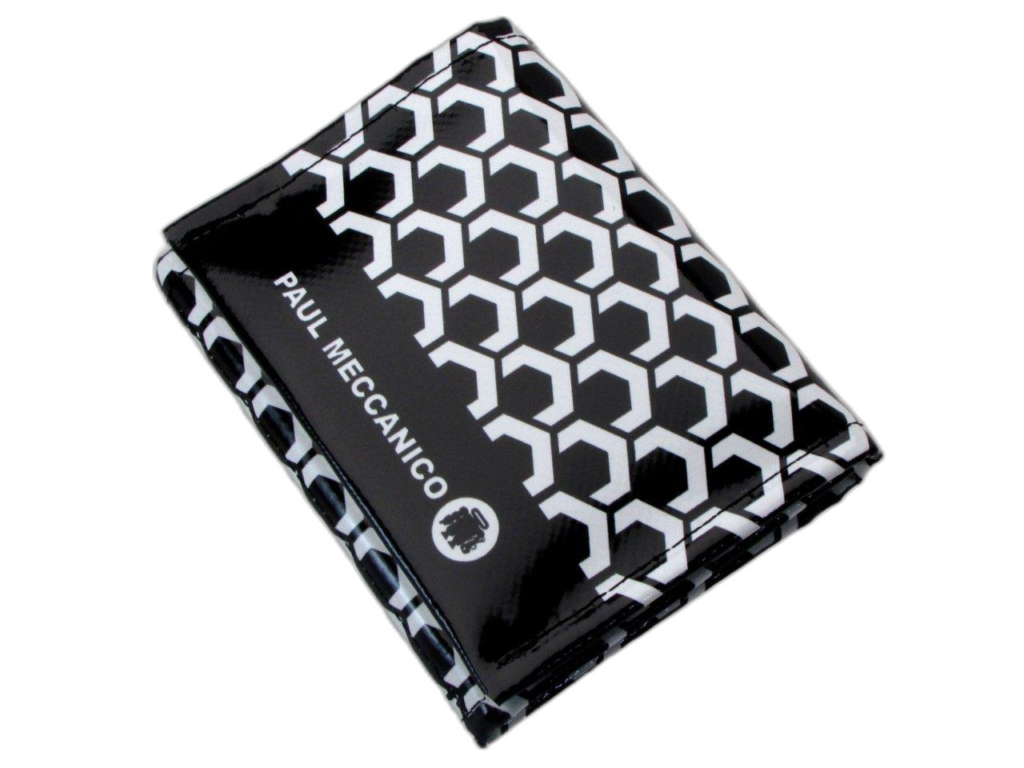 PORTAFOGLIO UNISEX IN BIANCO E NERO CON FANTASIA GEOMETRICA. MODELLO TREK REALIZZATO CON TELONI DI CAMION. - Edizione limitata Paul Meccanico