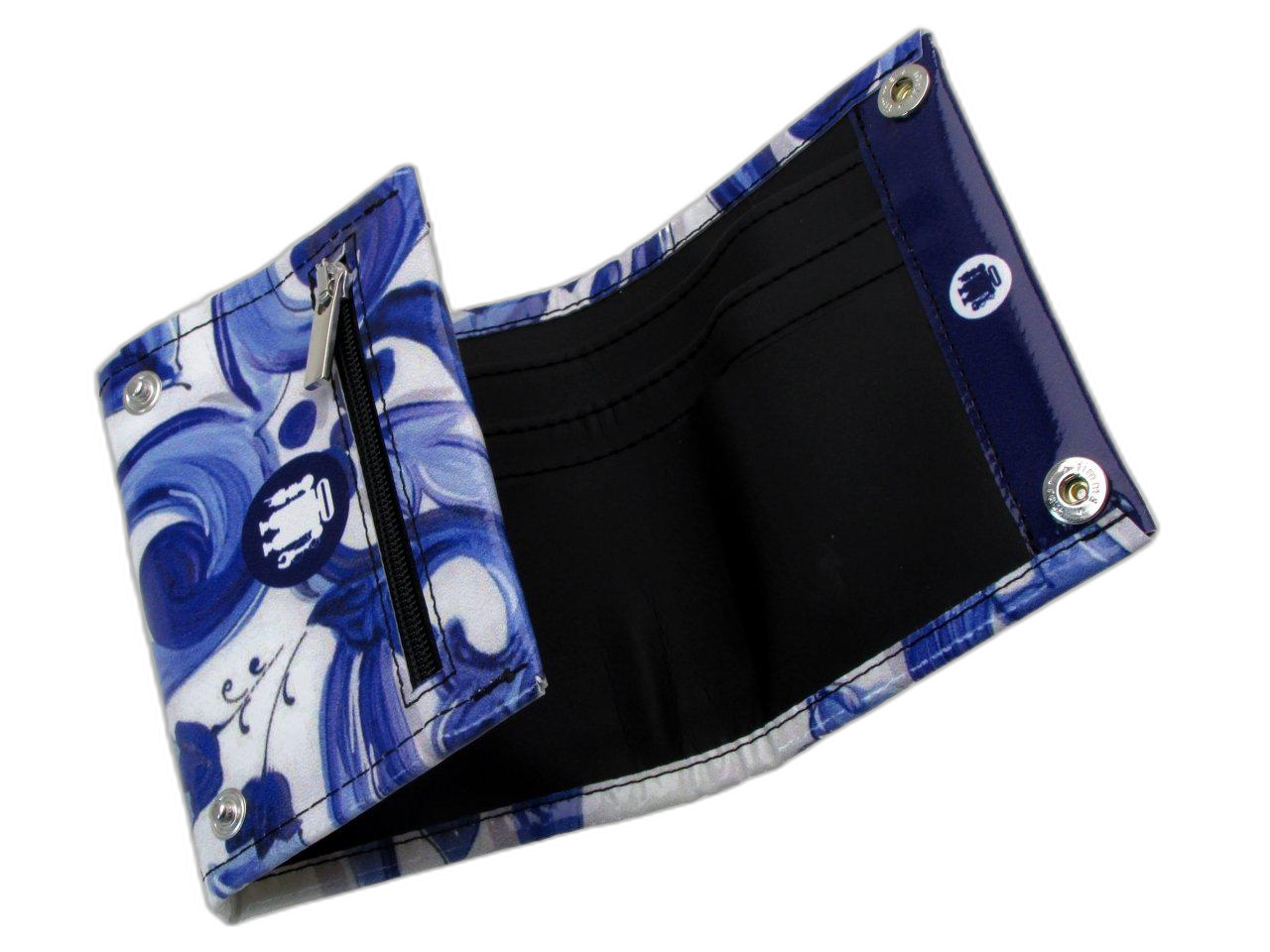 PORTAFOGLIO DONNA AZZURRO E BIANCO FANTASIA MAIOLICA. MODELLO TREK REALIZZATO CON TELONI DI CAMION. - Paul Meccanico