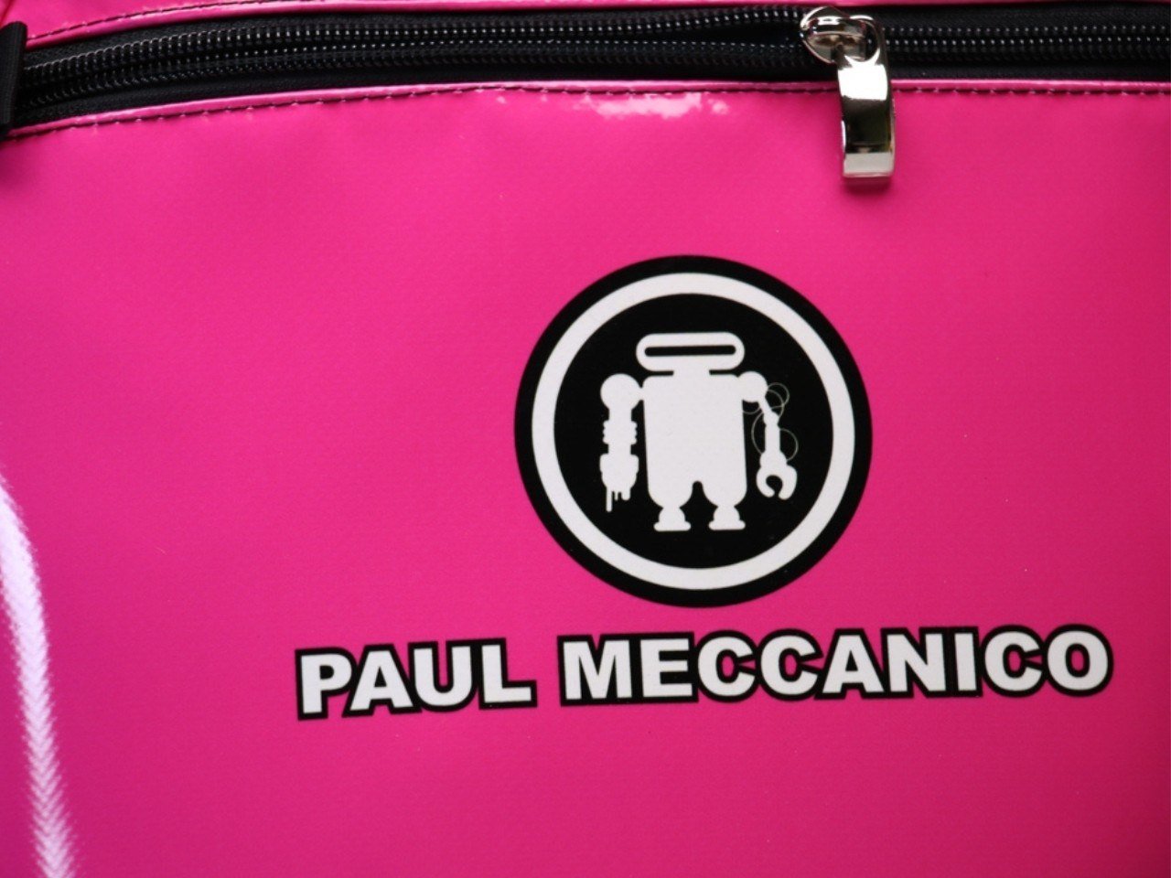 Paul Meccanico logo on the pink front of the SUPER backpack, close-up